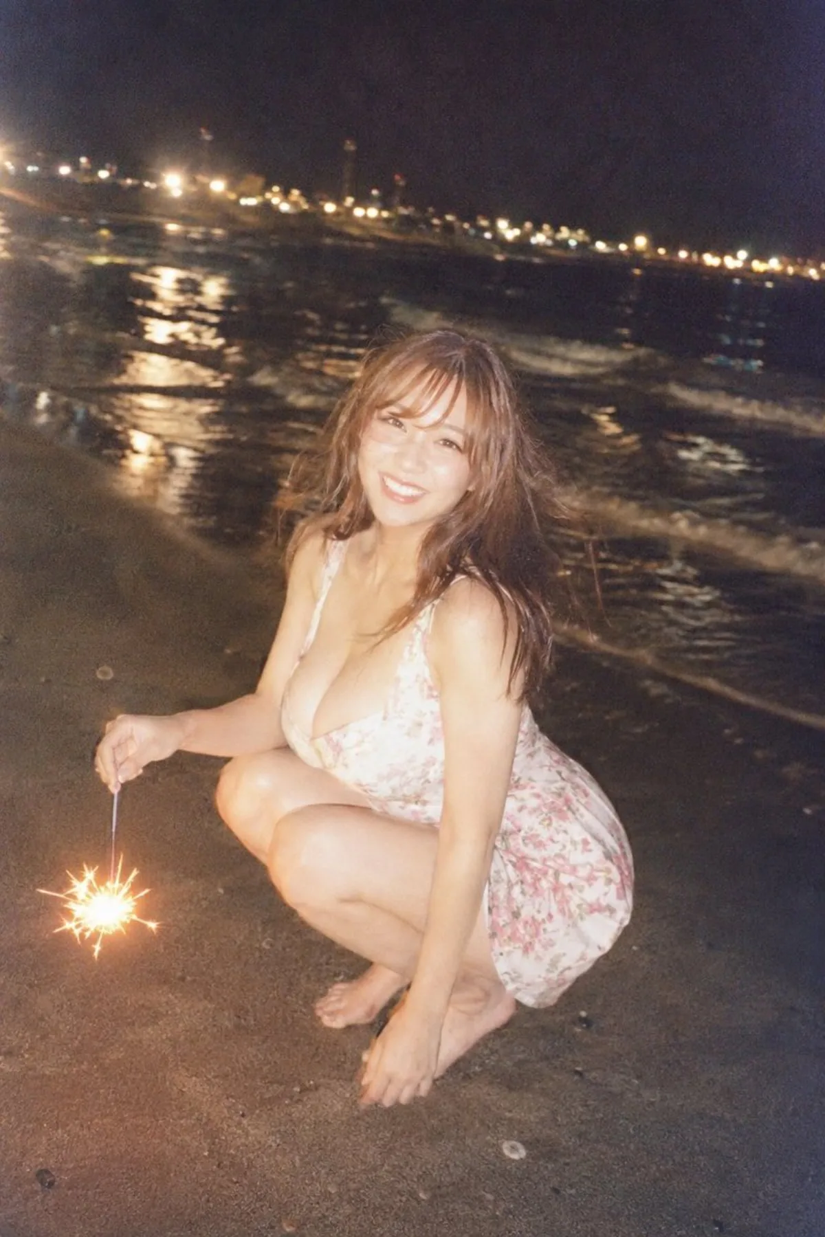 夜间海滩手持烟花抓拍照