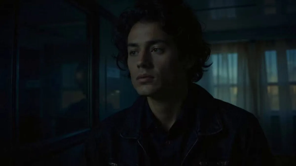 Short French prompt: man in an apartment: A Signature Take