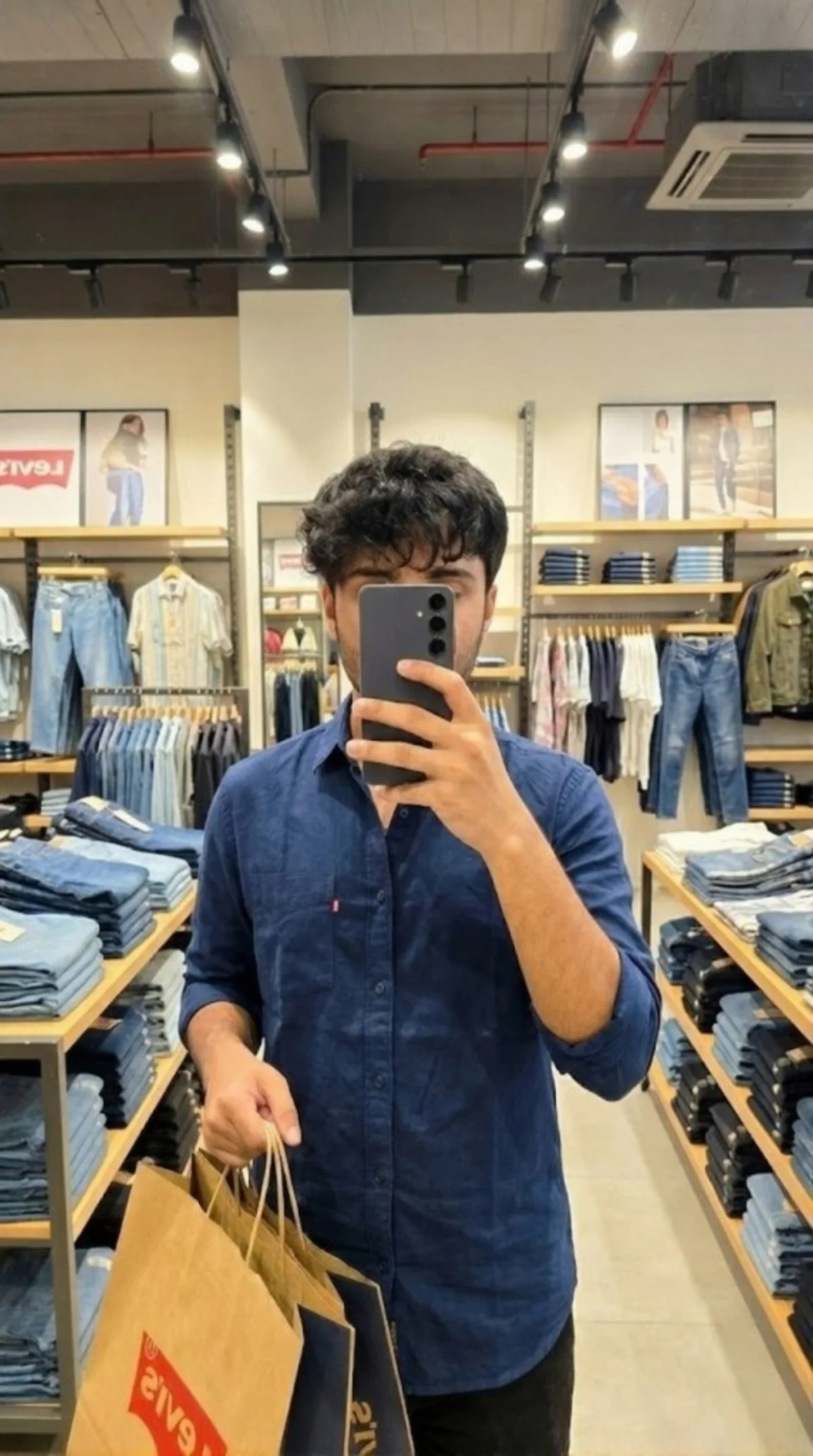 Levi’s mirror shopping Samsung phone prompt