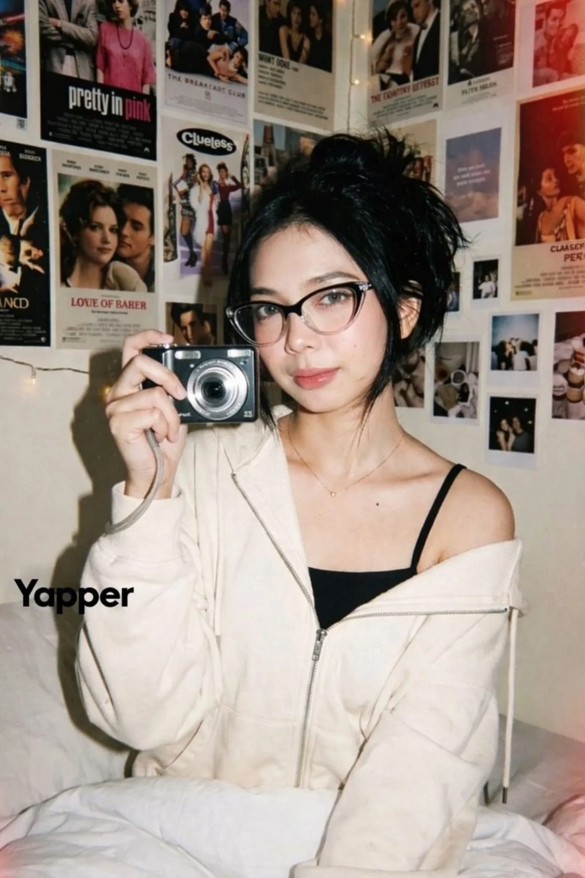 Y2K 数码相机人像与美学房间布景 · 工作室级演绎