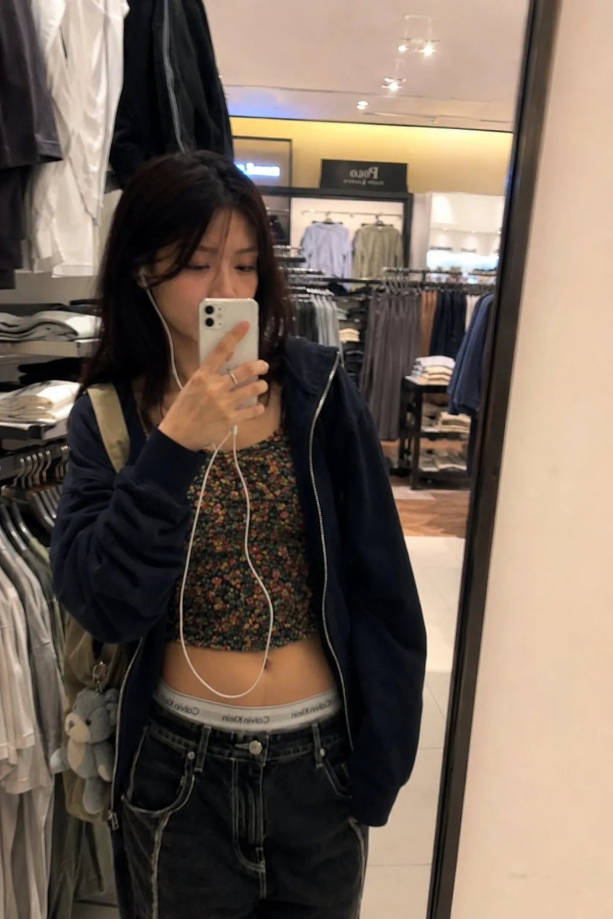 现代商场里的Y2K少女：精选诠释